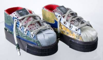 Кроссовки в стиле киберпанк