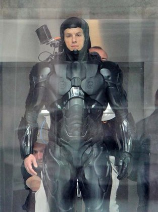 Юэль Киннаман в костюме РобоКопа